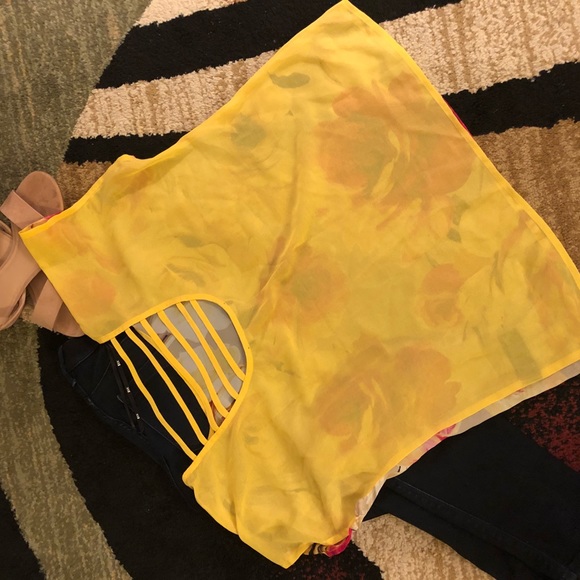🔥🔥  Yellow Top With Gorgeous Flowers 🔥🔥 - Picture 5 of 5